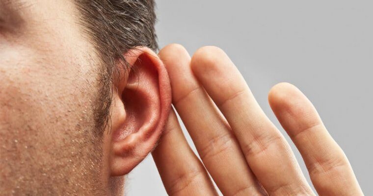 La vita di molti adulti è radicalmente migliorata grazie a questo discreto apparecchio acustico raccomandato dagli specialisti in otorinolaringoiatria.